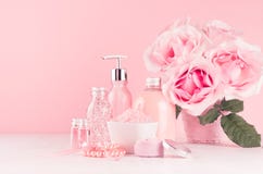 与花,化妆用品产品的柔和的少女梳妆台-玫瑰油、腌制槽用食盐、奶油、香水、棉花毛巾、瓶和弓 库存照片 与花,化妆用品产品的柔和的少女梳妆台-玫瑰油、腌制槽用食盐、奶油、香水、棉花毛巾、瓶和弓 库存照片